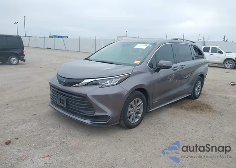 2021 Toyota Sienna Le z USA, uszkodzony, nr VIN 5TDKRKEC6MS057707